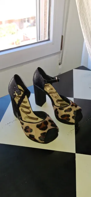 Zapatos de fiesta tacón. leopardo y negro.