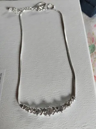 Gargantilla con cristales plateada de bisuteria