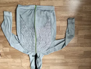 Sudadera gris con cremallera