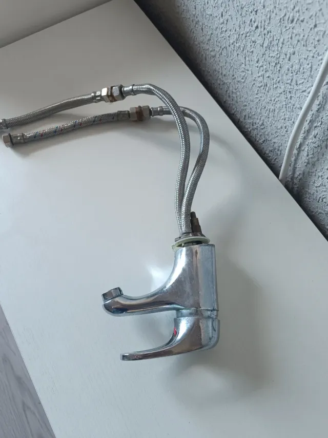 Grifo de lavabo metálico con latiguillos