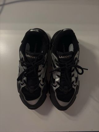 Zapatillas Lacoste Negras y Plateadas