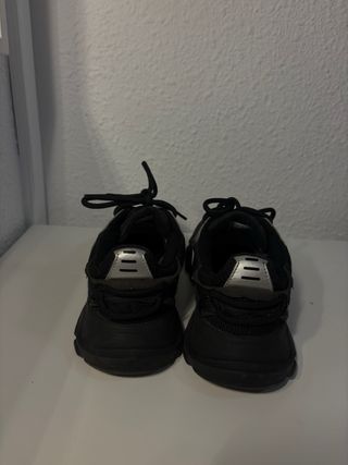 Zapatillas Lacoste Negras y Plateadas