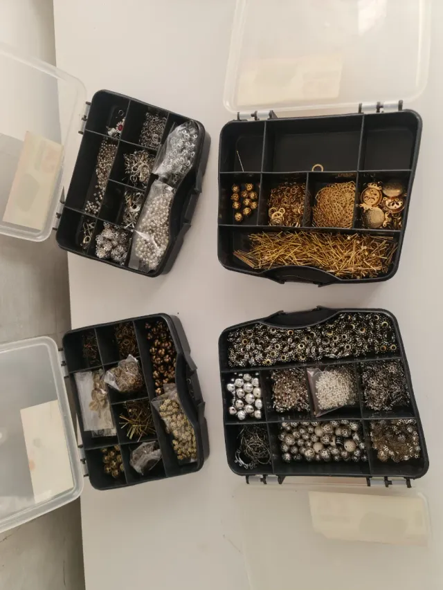 Lote Abalorios Bisutería Dorado y Plateado.