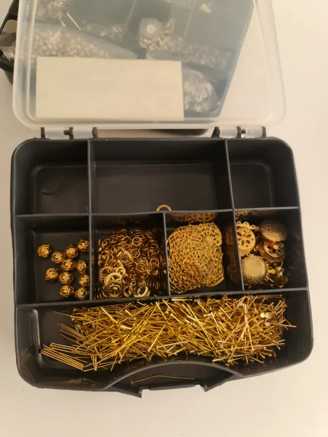 Lote Abalorios Bisutería Dorado y Plateado.