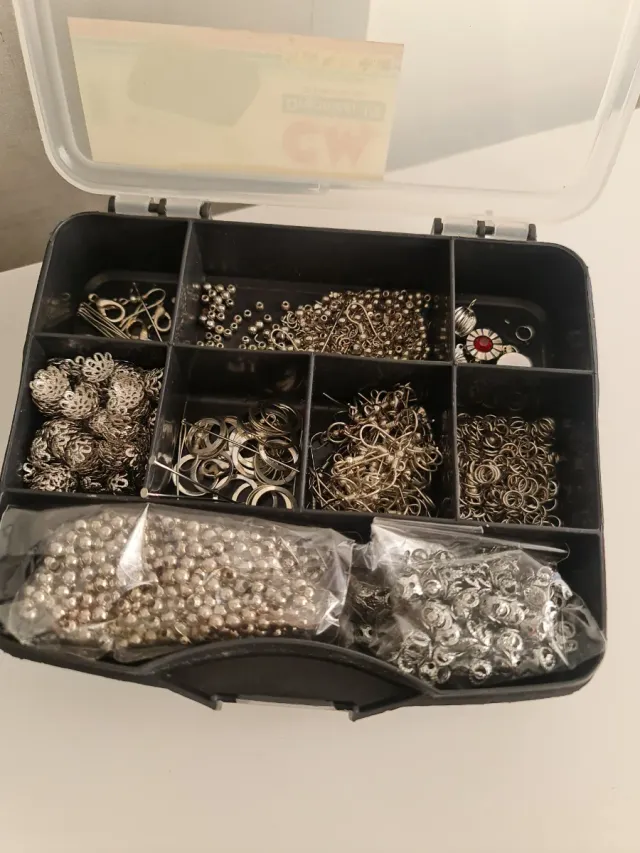 Lote Abalorios Bisutería Dorado y Plateado.