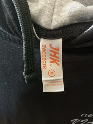 Felpa nera con scritta “nel dubbio viaggia”