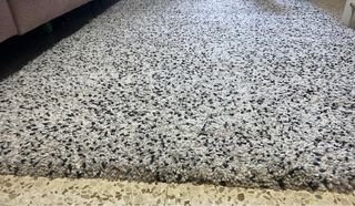 Tappeto pelo lungo grigio e nero