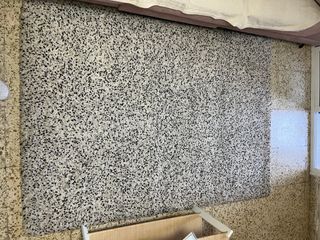 Tappeto pelo lungo grigio e nero