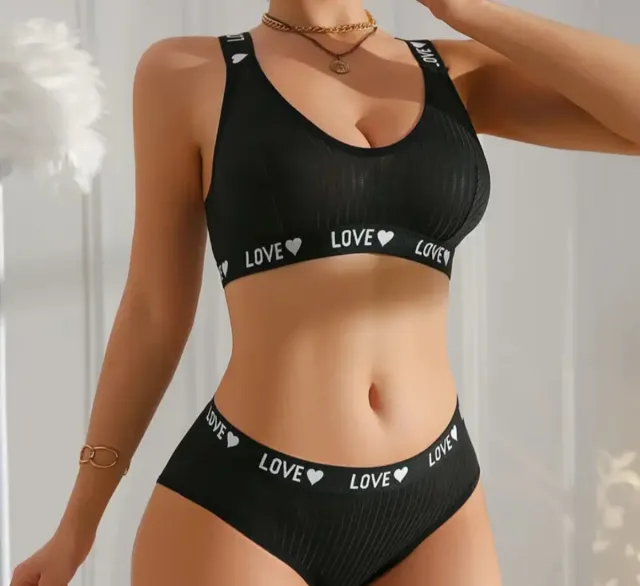 Completo intimo nero con cuori