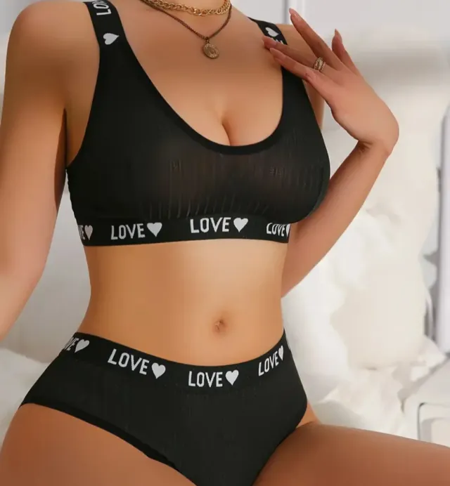 Completo intimo nero con cuori