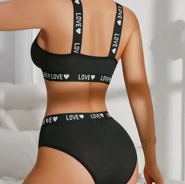 Completo intimo nero con cuori