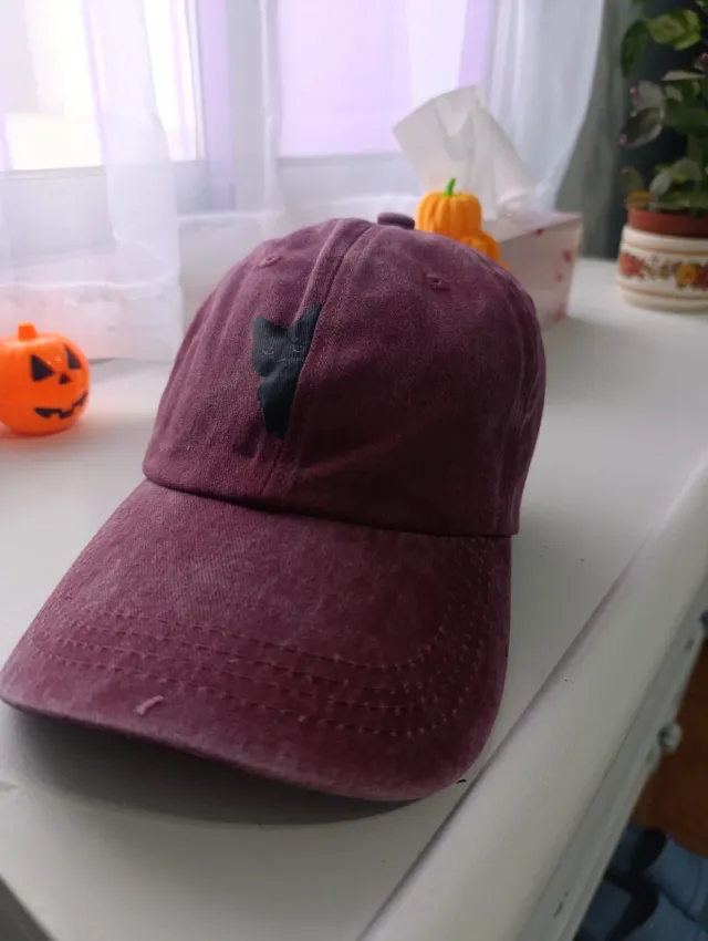 Gorra burdeos con diseño de gato