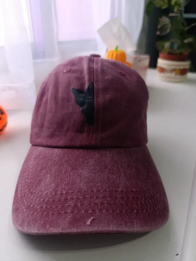 Gorra burdeos con diseño de gato