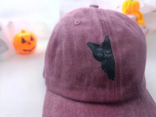 Gorra burdeos con diseño de gato