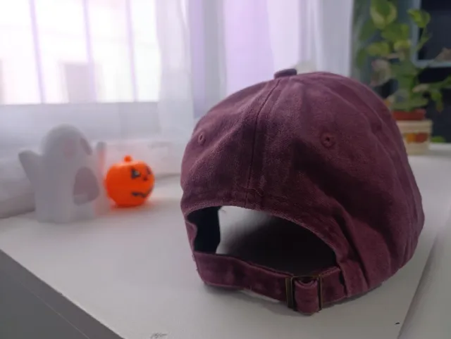Gorra burdeos con diseño de gato