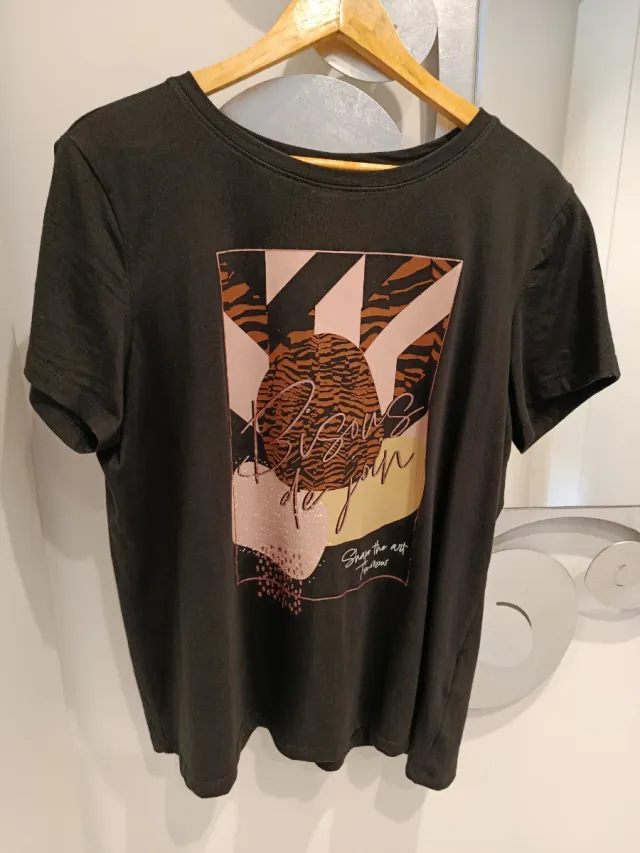 Camiseta estampada negra multicolor