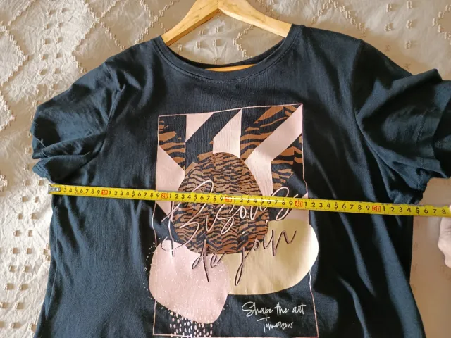 Camiseta estampada negra multicolor