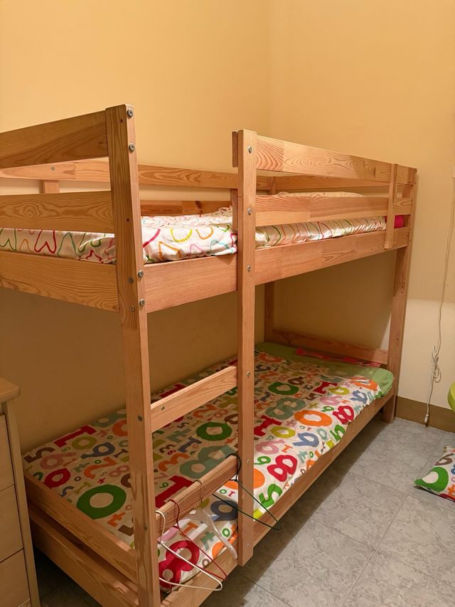Litera de madera Ikea + colchones casi sin uso