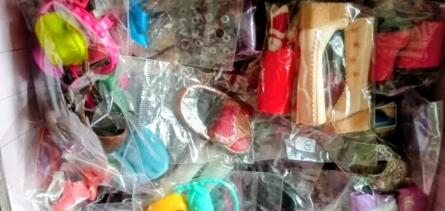 Lote Zapatos Muñecas Accesorios Variados tamaños 