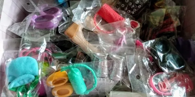 Lote Zapatos Muñecas Accesorios Variados tamaños 