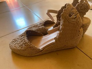 Zapatos planos beige con detalle floral