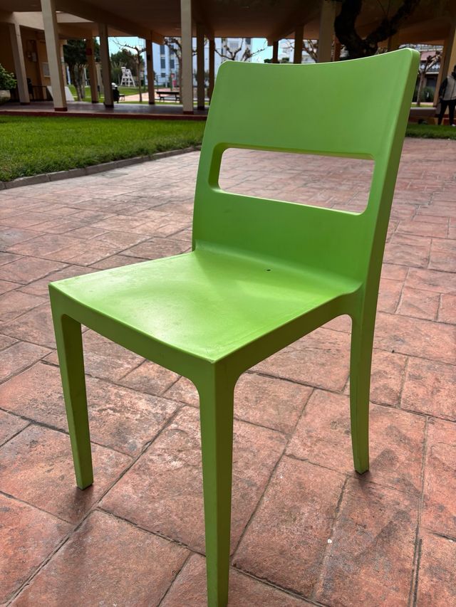 Sillas de hostelería verdes y grises en El Puig