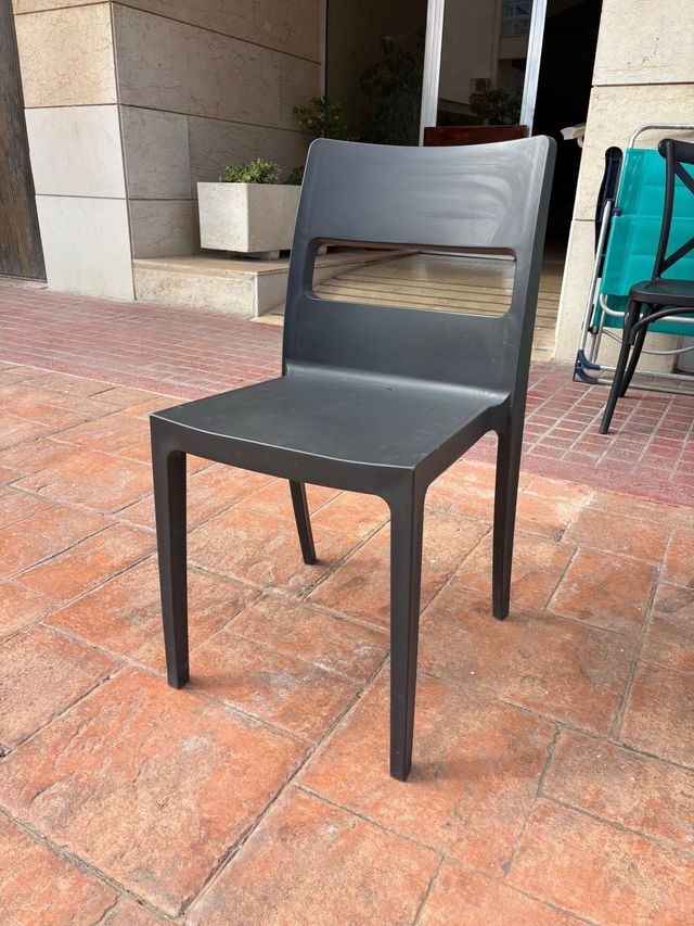 Sillas de hostelería verdes y grises en El Puig