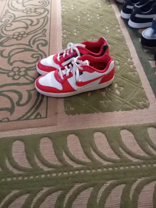 Zapatillas Nike rojas y blancas