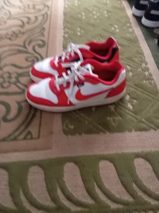 Zapatillas Nike rojas y blancas