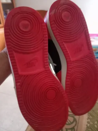 Zapatillas Nike rojas y blancas