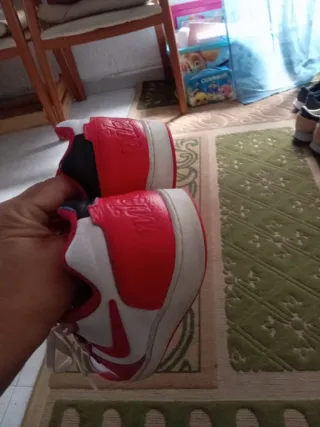 Zapatillas Nike rojas y blancas