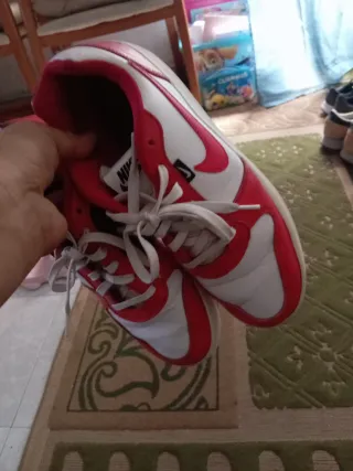 Zapatillas Nike rojas y blancas