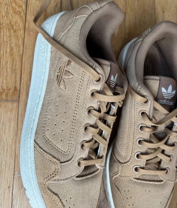 Zapatillas Adidas Beige y Blancas