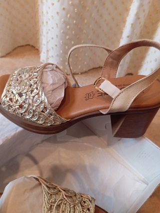 Sandalias tacón verano beige y oro