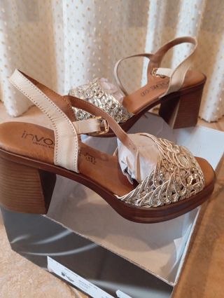 Sandalias tacón verano beige y oro