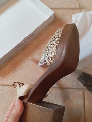 Sandalias tacón verano beige y oro