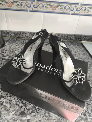 Sandalias de tacón negras con pedrería