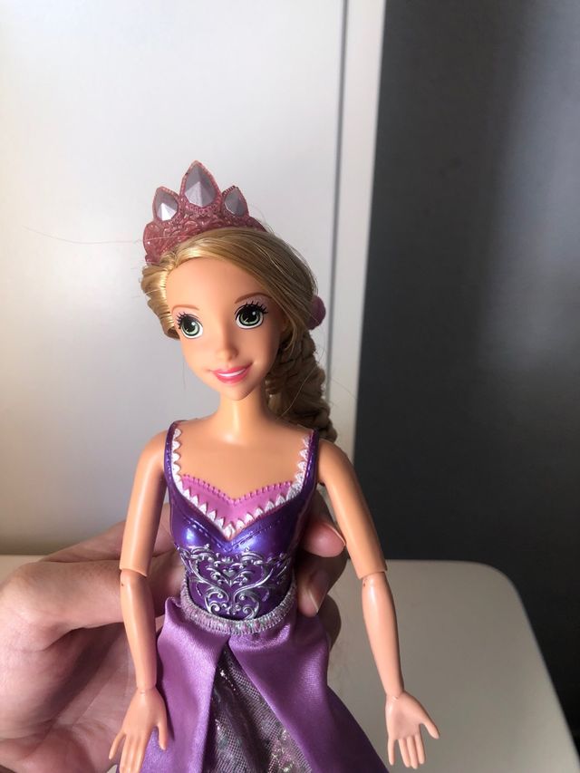 Muñeca Rapunzel con corona y vestido morado