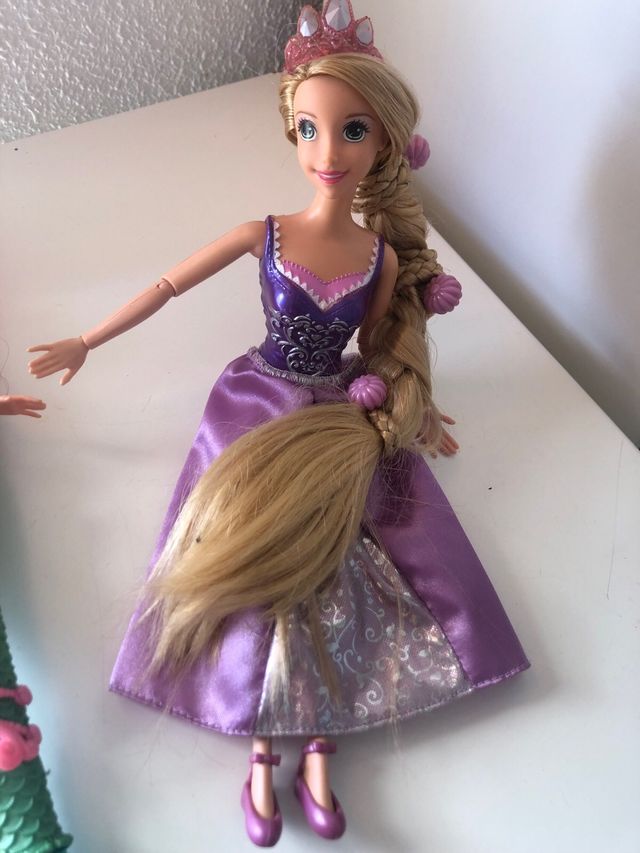 Muñeca Rapunzel con corona y vestido morado