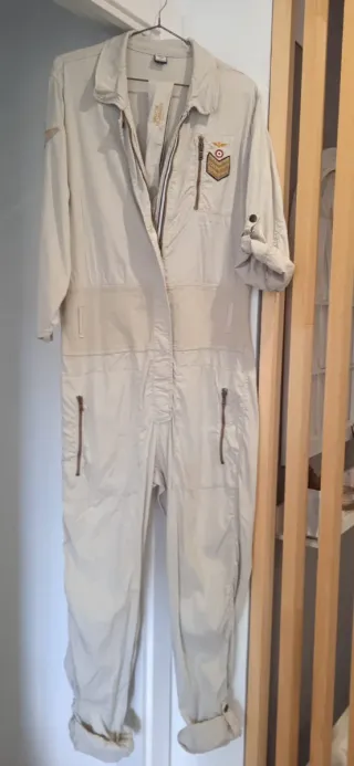 Mono militar beige con parches