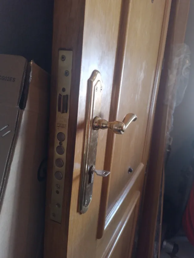 Puerta de entrada de madera con doble seguro