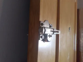 Puerta de entrada de madera con doble seguro