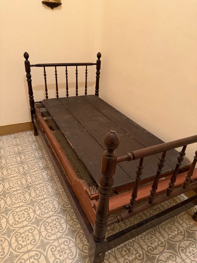 Cama antigua de madera oscura