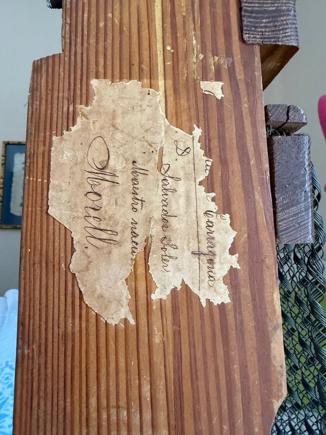 Cama antigua de madera oscura