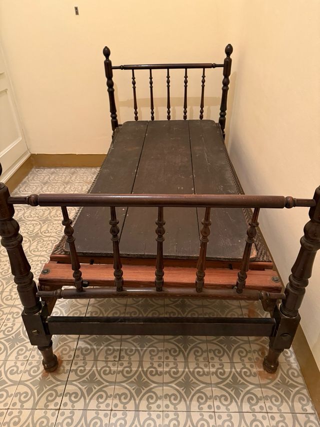 Cama antigua de madera oscura