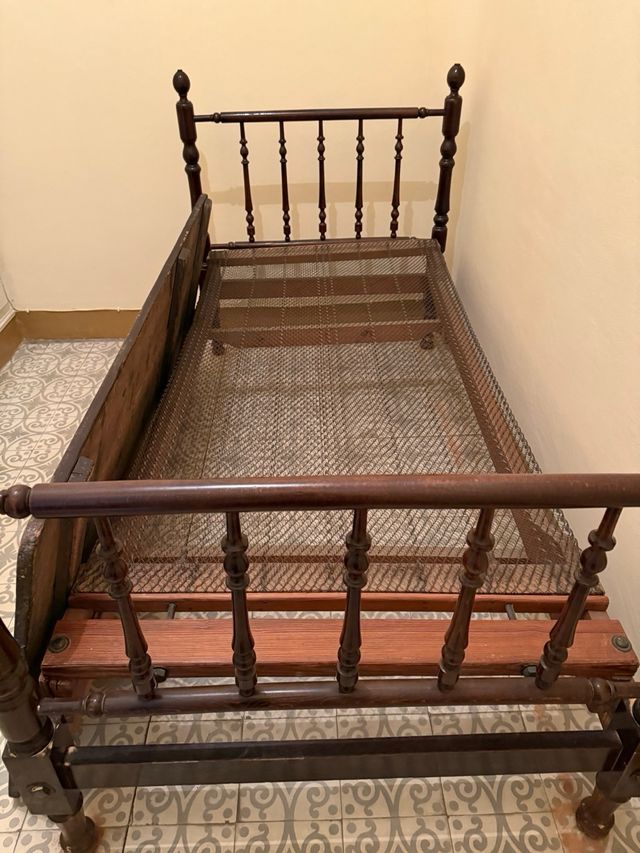 Cama antigua de madera oscura