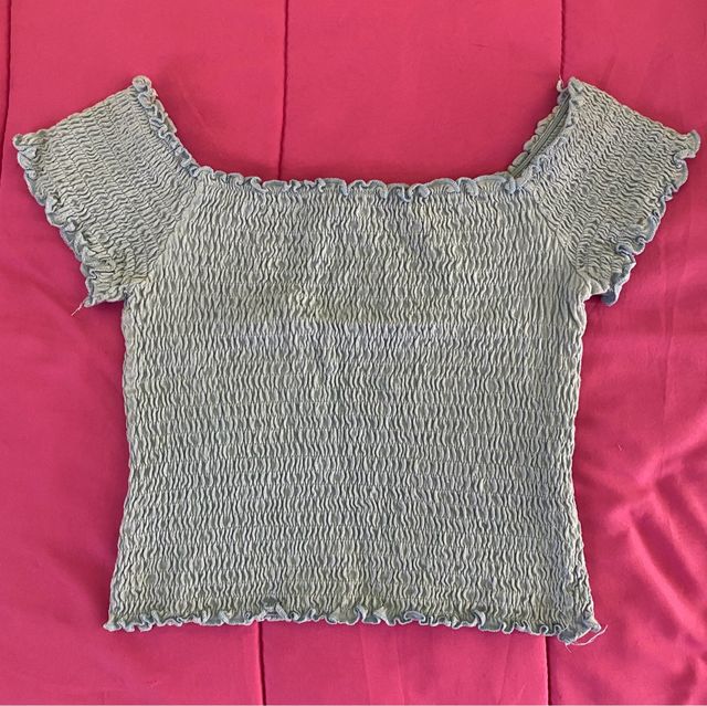 Top azul elástico fruncido