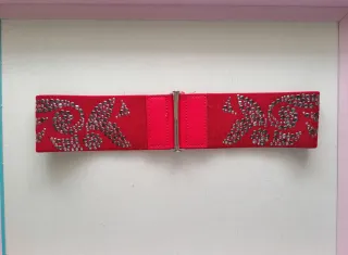 Cinturón elástico rojo con tachuelas plateadas
