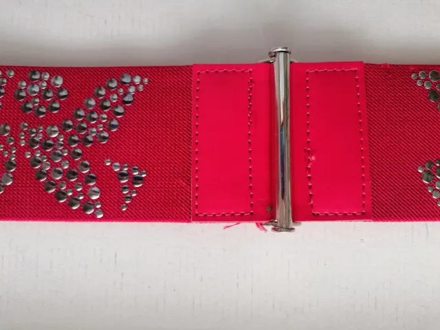 Cinturón elástico rojo con tachuelas plateadas