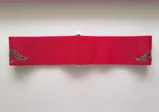 Cinturón elástico rojo con tachuelas plateadas